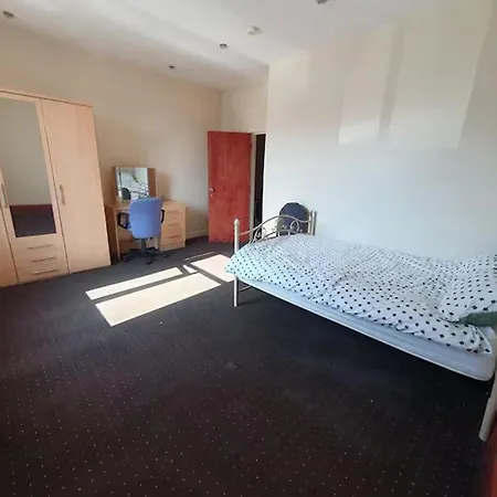 2-bedroom - Sleeps 4 - Free Parking