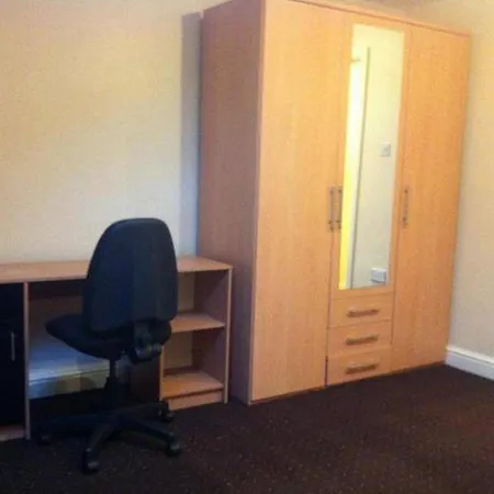 2-bedroom - Sleeps 4 - Free Parking Holiday home