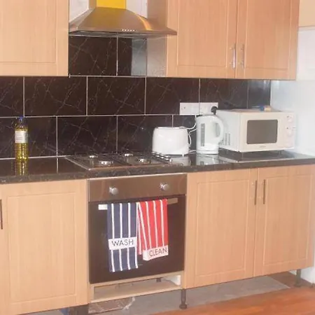2-bedroom - Sleeps 4 - Free Parking Holiday home *