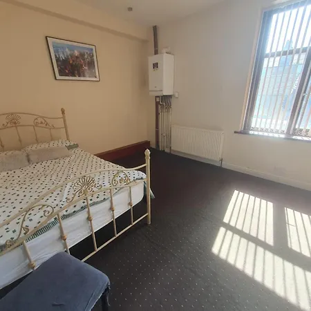 2-bedroom - Sleeps 4 - Free Parking Holiday home *